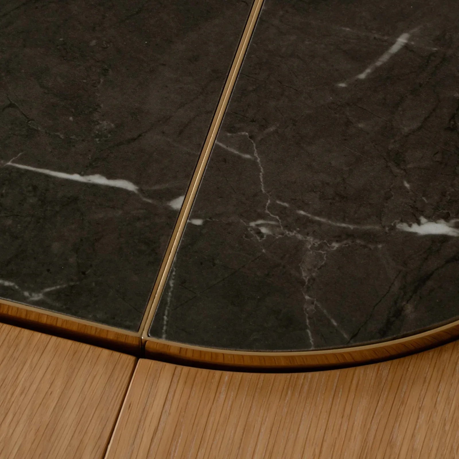 Comfort Circle | dining table with extension