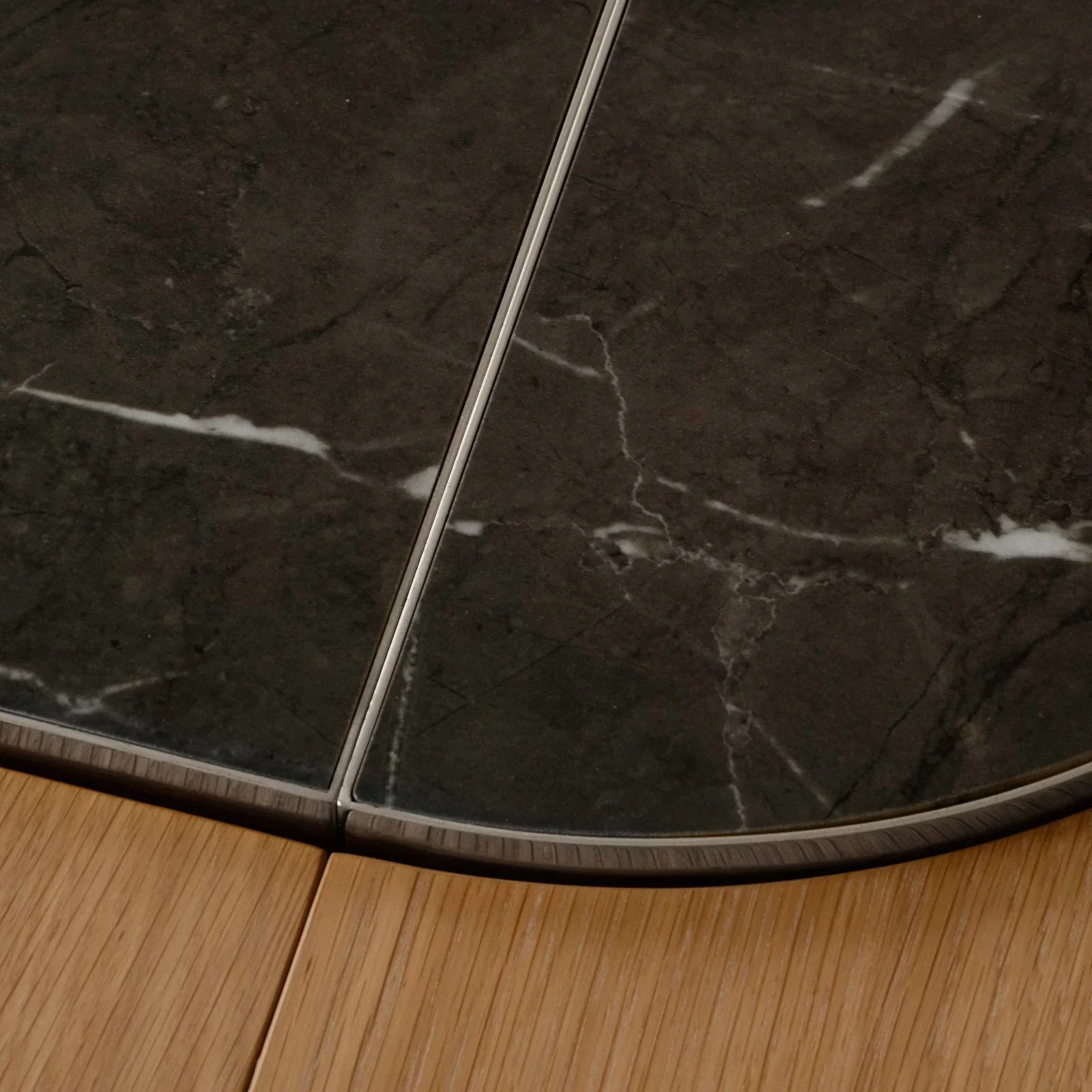 Comfort Circle | dining table with extension