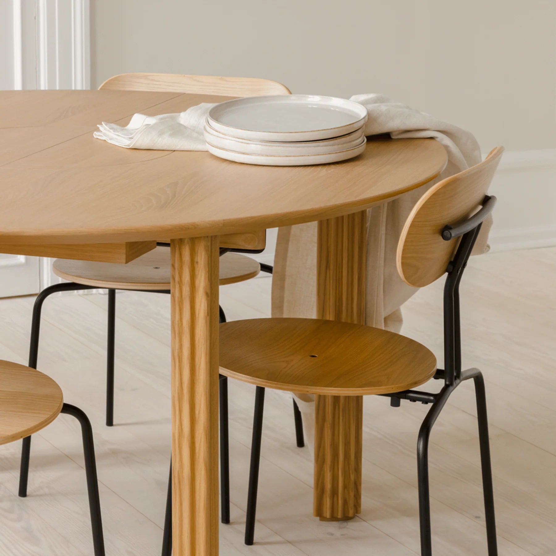 Comfort Circle | dining table with extension